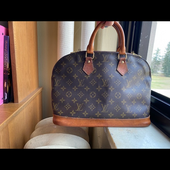 Louis Vuitton Alma - Picture 11 of 16